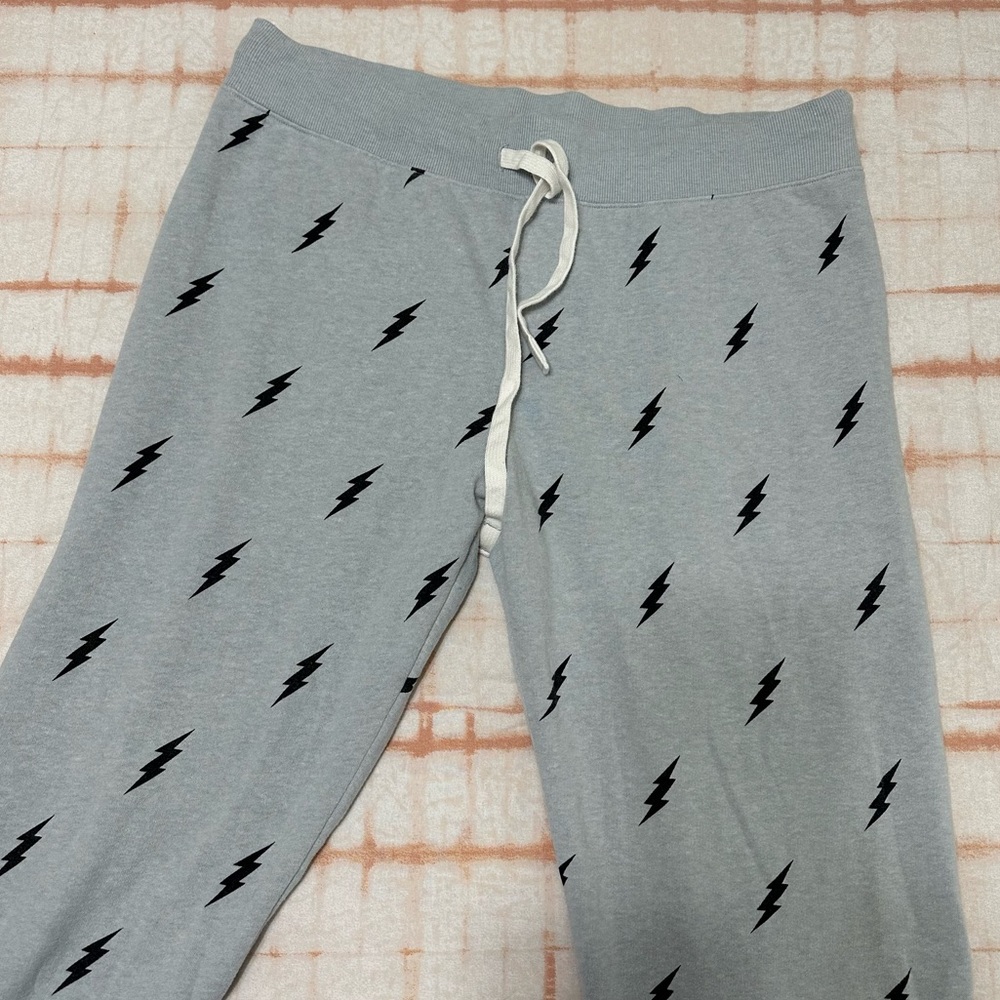 Express thunder lightening style sweatpants
Very chic and simple grey sweatpants